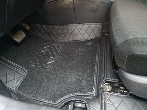 汽车脚垫什么材质好_汽车脚垫多久换一次-第1张图片-俊逸知识馆