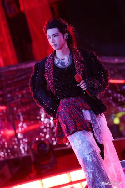 华晨宇演唱会怎么样_值不值得去现场-第2张图片-俊逸知识馆