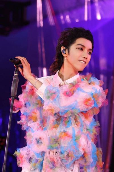 华晨宇演唱会怎么样_值不值得去现场-第3张图片-俊逸知识馆